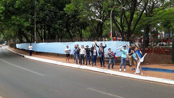 SomosGay y organizaciones pro familia de CDE se enfrentaron y crearon caos en una plaza