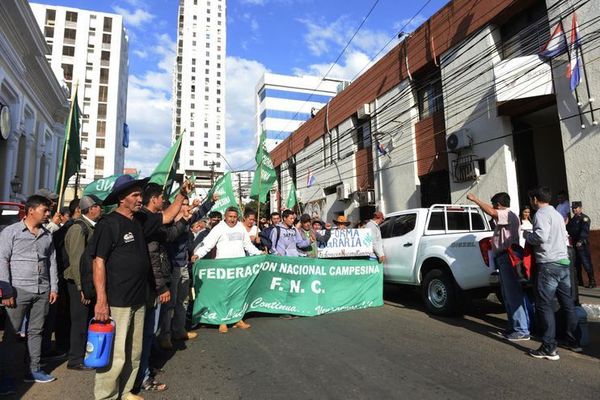 Campesinos se movilizan en todo el país. Ratifican que cerrarán rutas y Acevedo, que la Policía las despejará - ADN Paraguayo