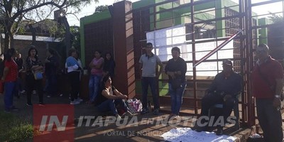 MANIFESTANTES BLOQUEAN ACCESO A LA DIRECCIÓN DE EDUCACIÓN DE ENCARNACIÓN