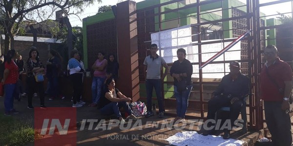MANIFESTANTES BLOQUEAN ACCESO A LA DIRECCIÓN DE EDUCACIÓN DE ENCARNACIÓN