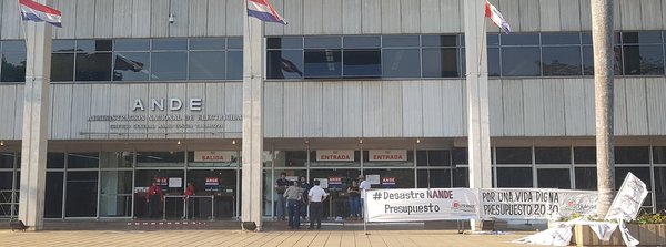 Funcionarios de ANDE protestan en reclamo de mayor presupuesto