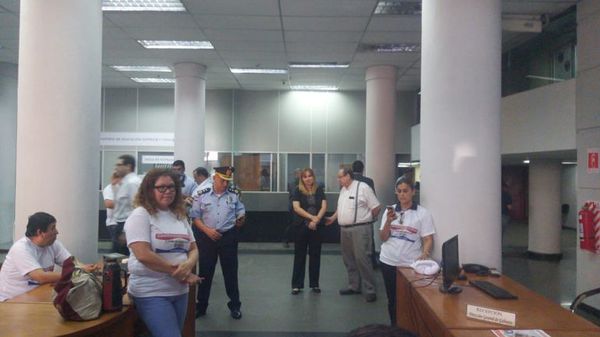 Docentes toman el Ministerio de Educación - Nacionales - ABC Color