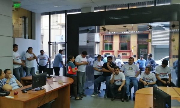 Sindicalistas de la FEP toman el Ministerio de Educación