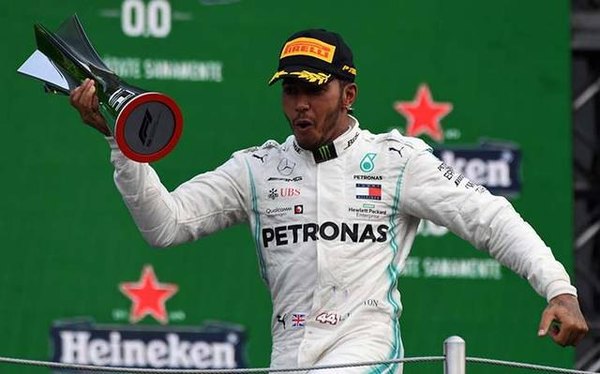 Hamilton ganó en México y quedó a 5 puntos del título