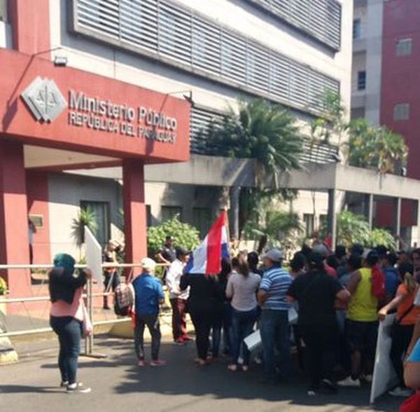 Sintechos protestan frente a la Fiscalía contra desalojos