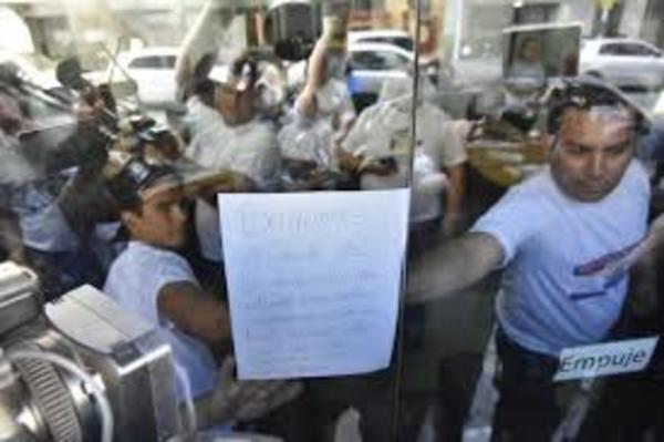 Docentes toman sede del MEC para exigir aumento salarial