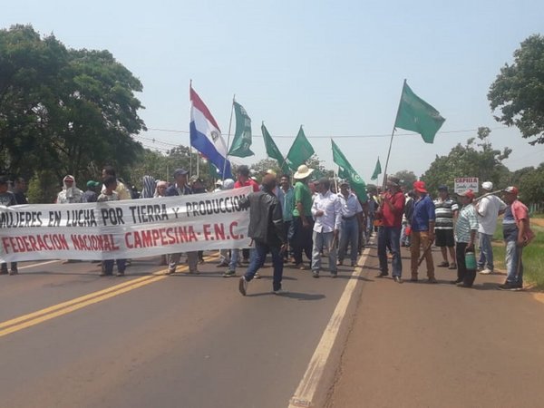 Campesinos de la FNC cierran ruta por 20 minutos en San Pedro