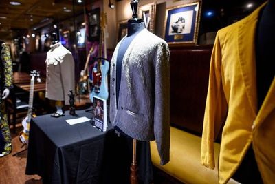 Un cárdigan vintage de Kurt Cobain, subastado por récord de 334.000 dólares - Gente - ABC Color