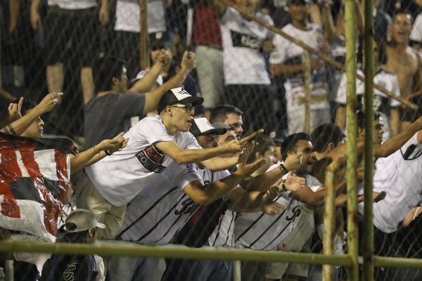 Liberteños destrozaron sector visitante en Para Uno