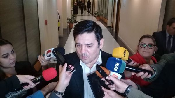 Senador Enrique Salyn Buzarquis planteará comisión para investigar títulos falsos de tierras - Nacionales - ABC Color