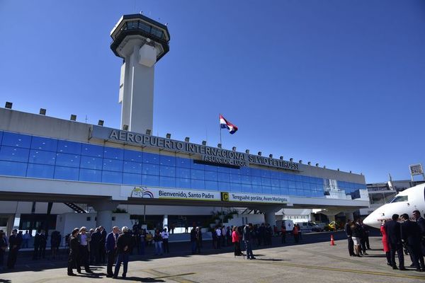 “Maleteros” particulares en aeropuerto son un problema social, dice director de Dinac - Nacionales - ABC Color