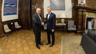 Macri y Fernández se reúnen para abordar la transición tras el triunfo del peronista - .::RADIO NACIONAL::.