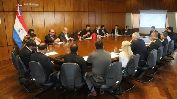 HOY / Ley para abortar a violentos del fútbol y fin de las entradas de gentileza, proyectan