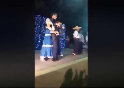 Ejemplo de amor y vocación: Maestra bailó con alumno con discapacidad