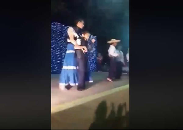 Ejemplo de amor y vocación: Maestra bailó con alumno con discapacidad