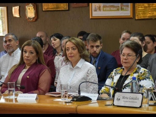 ENTREGAN RECONOCIMIENTO A DESTACADAS EDUCADORAS DE ITAPÚA