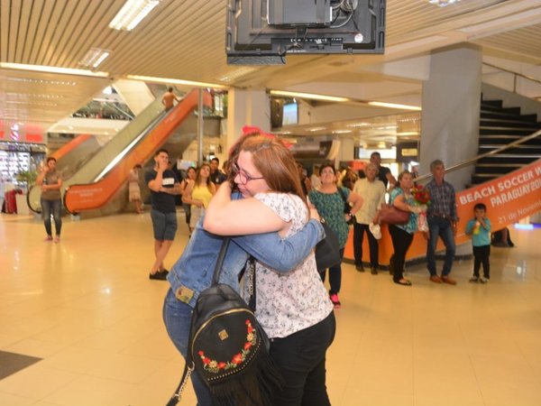 Primeros estudiantes de grupo varado en Bolivia llegan a Paraguay