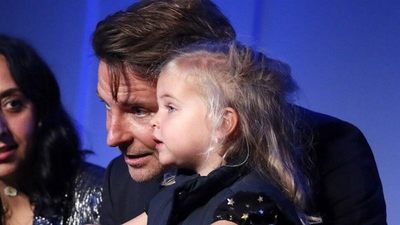 Bradley Cooper hace una rara aparición en público junto a su hija