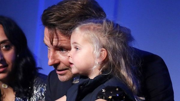 Bradley Cooper hace una rara aparición en público junto a su hija