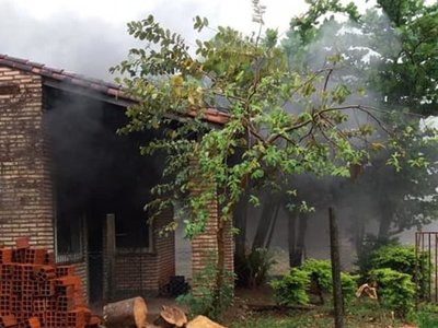 Por celos quemó la casa y amenazó de muerte a su doña