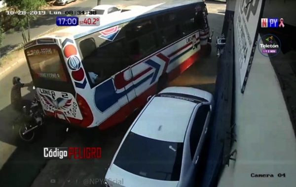 Estuvo a centímetros de ser arrollado por un bus sin control | Noticias Paraguay