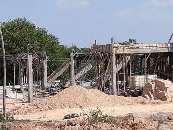Albañiles heridos tras derrumbe de encofrado de IPS de Paraguarí