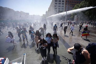 Miles marchan hacia el palacio presidencial de Chile - Mundo - ABC Color