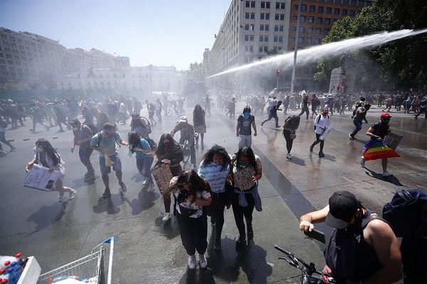 Miles marchan hacia el palacio presidencial de Chile - Mundo - ABC Color