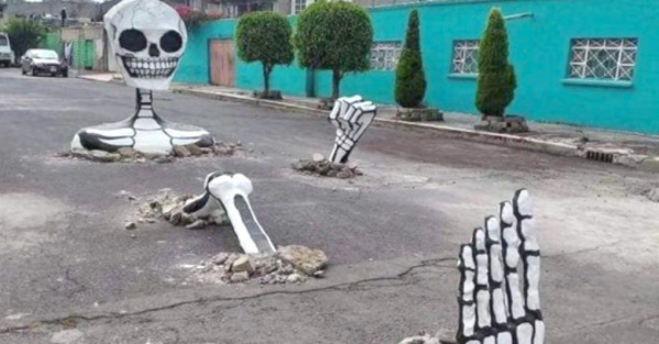 Señalizan baches con calaveras