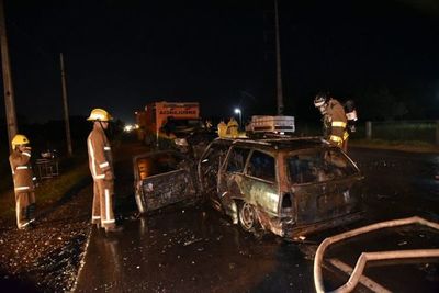 Choque frontal deja un herido y un vehículo incinerado - Nacionales - ABC Color