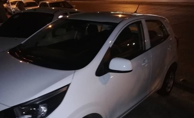 HOY / Menor asalta a conductora de Uber en un semáforo