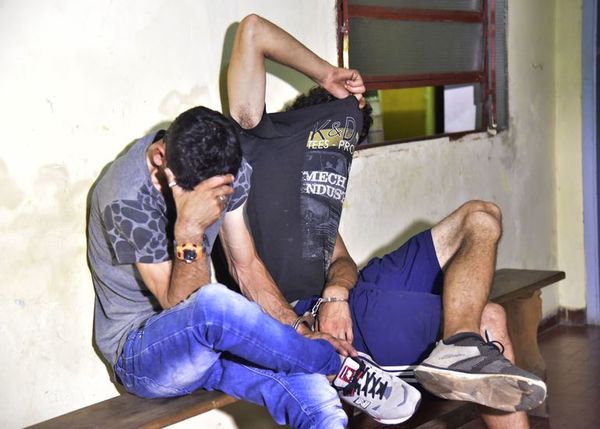 Detienen a dos hombres con armas blancas tras persecución  - Nacionales - ABC Color