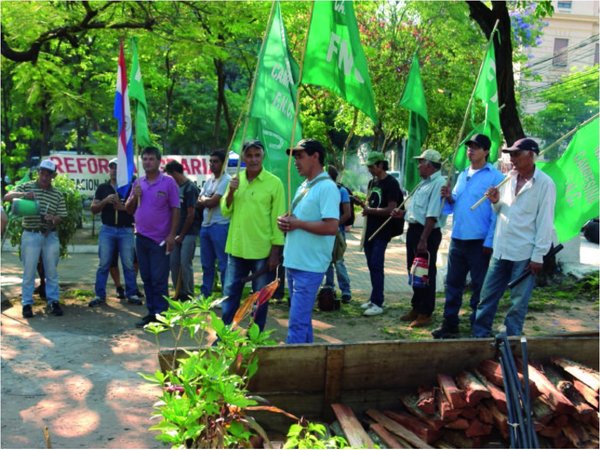 Los campesinos se manifestaron sin violencia por un plan de producción