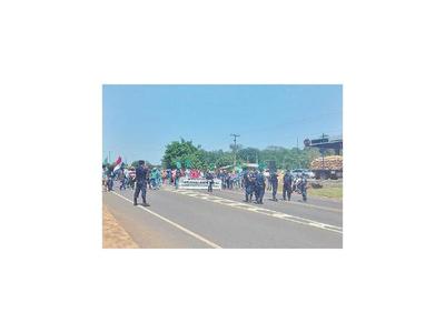 Unas 1.000 personas cerraron ruta PY03 en  rotonda  Yasy Cañy