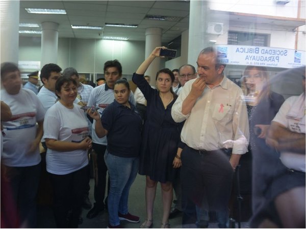 Docentes toman MEC en reclamo de aumento y anuncian paro nacional