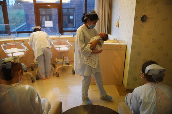 Mujer de 67 años dio a luz en China