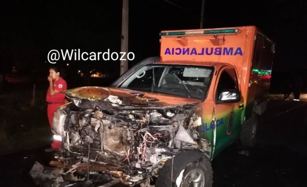 HOY / Un herido y un auto incendiado tras choque contra ambulancia