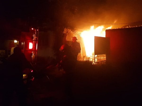 Incendio de vivienda deja una persona fallecida en Lambaré