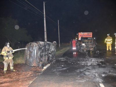 Violento choque frontal entre una ambulancia y un auto en Ypané