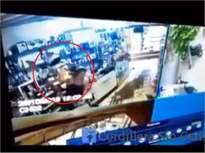 A golpes, pareja atrapó a un motochorro