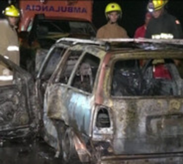Vehículo se incendia tras choque frontal sobre Acceso Sur  - Paraguay.com