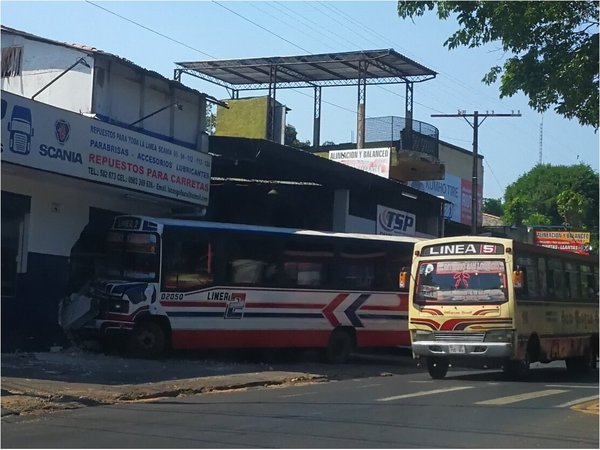 Micro chatarra chocó contra una ferretería