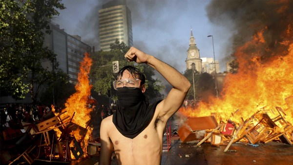 Chile arde en el primer día sin militares en la calle y tras el cambio de gabinete - .::RADIO NACIONAL::.