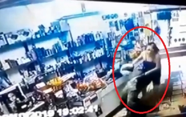 Pareja reduce a asaltante a golpes
