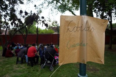 En plazas públicas, cabildos ciudadanos buscan una solución a la crisis social de Chile