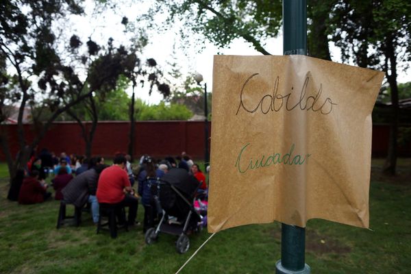 En plazas públicas, cabildos ciudadanos buscan una solución a la crisis social de Chile