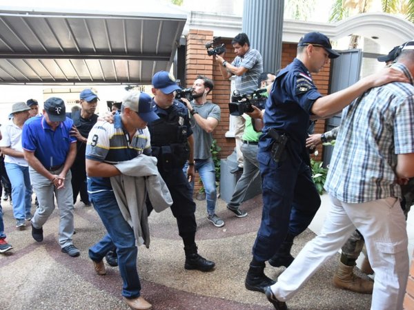 Policías detenidos llegan a la Fiscalía para indagatoria