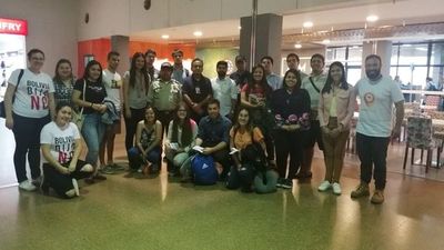 Regresan 22 estudiantes paraguayos varados en Bolivia