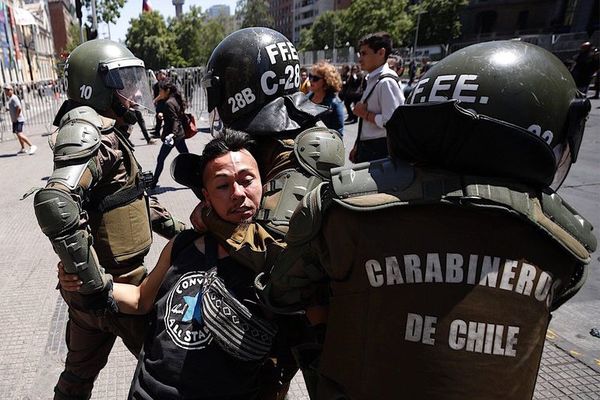 En plazas públicas, los cabildos ciudadanos buscan una solución a la crisis de Chile - Mundo - ABC Color