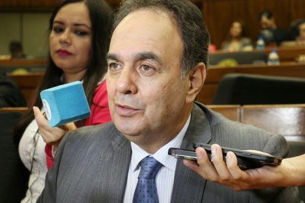 Monges: “Petta anda olvidadizo. Se ‘olvidó’ de declarar 7 inmuebles y sufre amnesia cuando apaña a planillera, esposa de Cuevas” - ADN Paraguayo